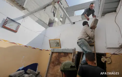 Palestinian workers reconstruct of houses poor families funded by the Minister of Awqaf and Religious Affairs, in Gaza city, on November 13, 2016. Photo by Mohammed Asad