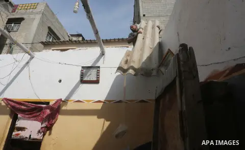Palestinian workers reconstruct of houses poor families funded by the Minister of Awqaf and Religious Affairs, in Gaza city, on November 13, 2016. Photo by Mohammed Asad