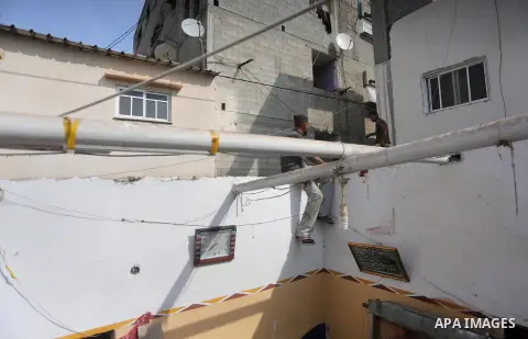 Palestinian workers reconstruct of houses poor families funded by the Minister of Awqaf and Religious Affairs, in Gaza city, on November 13, 2016. Photo by Mohammed Asad