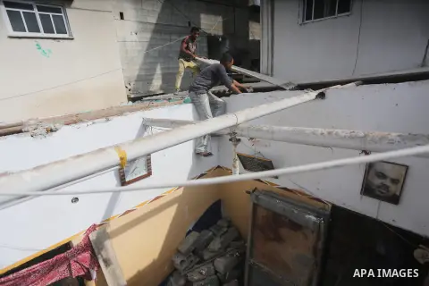 Palestinian workers reconstruct of houses poor families funded by the Minister of Awqaf and Religious Affairs, in Gaza city, on November 13, 2016. Photo by Mohammed Asad