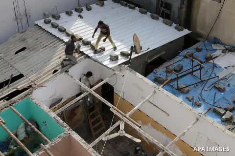 Palestinian workers reconstruct of houses poor families funded by the Minister of Awqaf and Religious Affairs, in Gaza city, on November 13, 2016. Photo by Mohammed Asad
