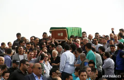 Egyptian mourners attend the funeral of the Egyptian actor Mahmoud Abdel-Aziz in Cairo on November 13, 2016. Photo by Amr Sayed