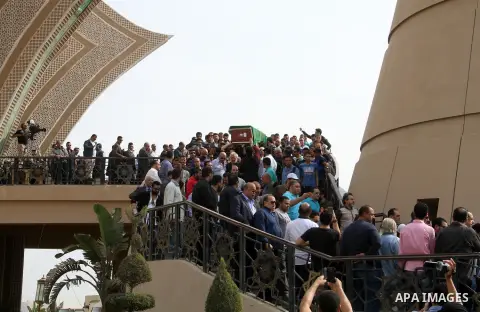 Egyptian mourners attend the funeral of the Egyptian actor Mahmoud Abdel-Aziz in Cairo on November 13, 2016. Photo by Amr Sayed