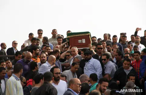 Egyptian mourners attend the funeral of the Egyptian actor Mahmoud Abdel-Aziz in Cairo on November 13, 2016. Photo by Amr Sayed