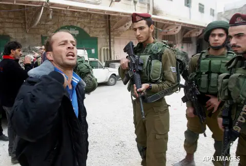 A Palestinian man scuffles with Israeli security forces after arrested two Palestinian youths, charges throw stones towards Israeli soldiers, in the West Bank city of Hebron, on Nov. 16, 2016. Photo by Wisam Hashlamoun