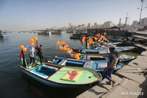 Palestinians take part in the international campaign against violence against women, at the seaport in Gaza City, on November 27, 2016. Photo by Mohammed Asad