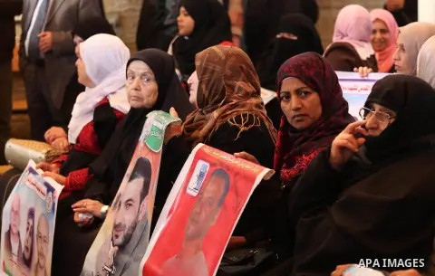 Palestinians take part during a protest to show solidarity with Palestinian prisoners held in Israeli Jails, in front of Red cross office in Gaza city, on December 5, 2016. Photo by Mohammed Asad