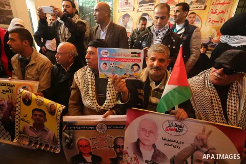 Palestinians take part during a protest to show solidarity with Palestinian prisoners held in Israeli Jails, in front of Red cross office in Gaza city, on December 5, 2016. Photo by Mohammed Asad