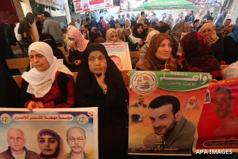 Palestinians take part during a protest to show solidarity with Palestinian prisoners held in Israeli Jails, in front of Red cross office in Gaza city, on December 5, 2016. Photo by Mohammed Asad