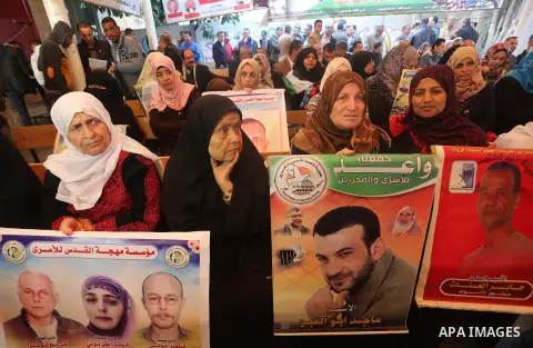 Palestinians take part during a protest to show solidarity with Palestinian prisoners held in Israeli Jails, in front of Red cross office in Gaza city, on December 5, 2016. Photo by Mohammed Asad