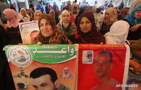 Palestinians take part during a protest to show solidarity with Palestinian prisoners held in Israeli Jails, in front of Red cross office in Gaza city, on December 5, 2016. Photo by Mohammed Asad