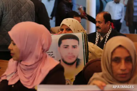 Palestinians take part during a protest to show solidarity with Palestinian prisoners held in Israeli Jails, in front of Red cross office in Gaza city, on December 5, 2016. Photo by Mohammed Asad