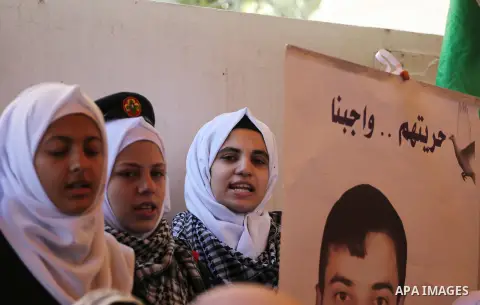 Palestinians take part during a protest to show solidarity with Palestinian prisoners held in Israeli Jails, in front of Red cross office in Gaza city, on December 5, 2016. Photo by Mohammed Asad
