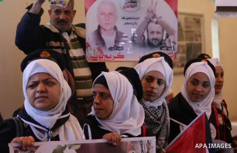 Palestinians take part during a protest to show solidarity with Palestinian prisoners held in Israeli Jails, in front of Red cross office in Gaza city, on December 5, 2016. Photo by Mohammed Asad