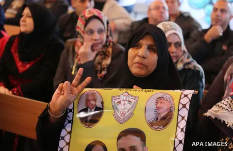 Palestinians take part during a protest to show solidarity with Palestinian prisoners held in Israeli Jails, in front of Red cross office in Gaza city, on December 5, 2016. Photo by Mohammed Asad