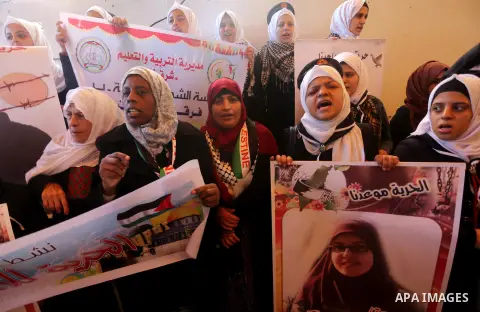 Palestinians take part during a protest to show solidarity with Palestinian prisoners held in Israeli Jails, in front of Red cross office in Gaza city, on December 5, 2016. Photo by Mohammed Asad