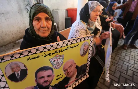 Palestinians take part during a protest to show solidarity with Palestinian prisoners held in Israeli Jails, in front of Red cross office in Gaza city, on December 5, 2016. Photo by Mohammed Asad