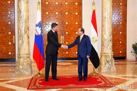 Egyptian President Abdel Fattah al-Sisi shake hands with Slovenian President Borut Pahor, before a meeting in Cairo, Egypt, on December 05, 2016. Photo by Egyptian President Office