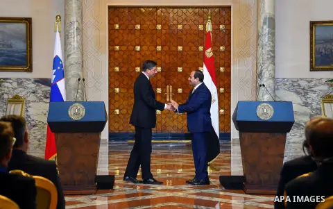 Egyptian President Abdel Fattah al-Sisi shake hands with Slovenian President Borut Pahor, following a joint press conference in Cairo, Egypt, on December 05, 2016. Photo by Egyptian President Office