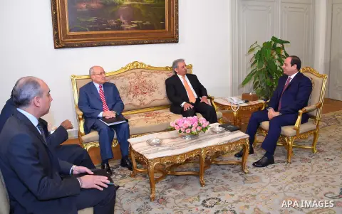 Egyptian President Abdel Fattah al-Sisi meets with Pakistan’s Minister of Defence Production (MoDP) Rana Tanveer Hussain in Cairo, Egypt, on December 07, 2016. Photo by Egyptian President Office