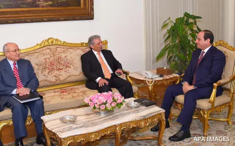 Egyptian President Abdel Fattah al-Sisi meets with Pakistan’s Minister of Defence Production (MoDP) Rana Tanveer Hussain in Cairo, Egypt, on December 07, 2016. Photo by Egyptian President Office