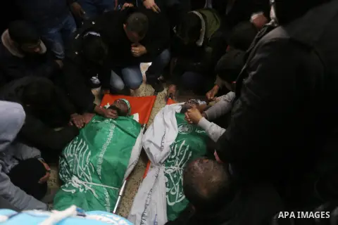 Palestinian Hamas militants with mourners carry the body of their comrade who was killed when a tunnel collapsed on Wednesday, during his funeral in Gaza City December 8, 2016. Photo by Yasser Qudih