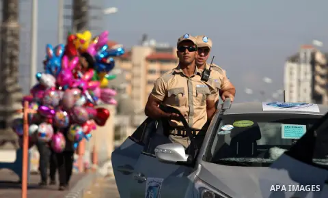 Palestinian private security guards from Castle Security company take part in an exercise during a simulation on how to secure important characters, in Gaza City on December 08, 2016. Photo by Ashraf Amra