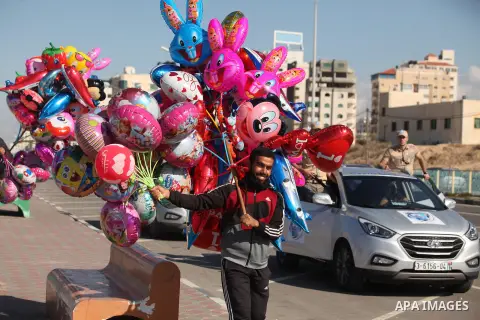 Palestinian private security guards from Castle Security company take part in an exercise during a simulation on how to secure important characters, in Gaza City on December 08, 2016. Photo by Ashraf Amra