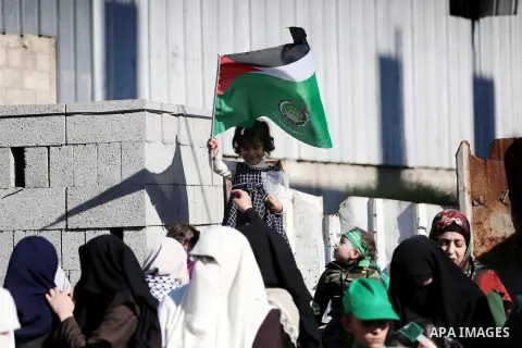 Palestinian Hamas supporters take part in a rally marking the 29th anniversary of Hamas foundation, in Jabalia in the northern of Gaza Strip, on December 09, 2016. Photo by Mohammed Asad