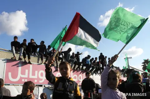 Palestinians take part in a rally marking the 29th anniversary of the founding of the Hamas movement, in Khan Younis in the southern Gaza Strip December 11, 2016. Photo by Abed Rahim Khatib