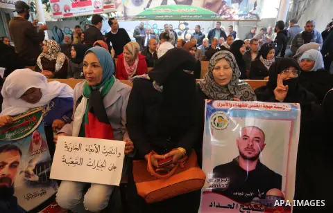 Palestinians take part during a protest to show solidarity with Palestinian prisoners held in Israeli Jails, in front of Red cross office in Gaza city, on December 12, 2016. Photo by Mohammed Asad