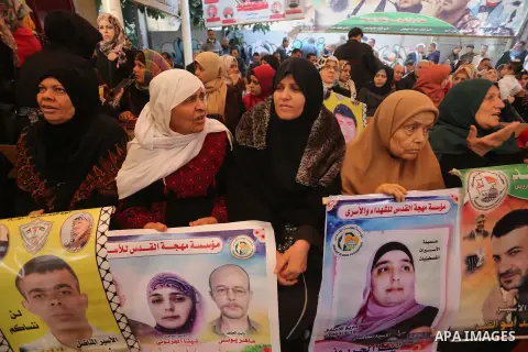 Palestinians take part during a protest to show solidarity with Palestinian prisoners held in Israeli Jails, in front of Red cross office in Gaza city, on December 12, 2016. Photo by Mohammed Asad