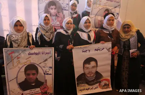 Palestinians take part during a protest to show solidarity with Palestinian prisoners held in Israeli Jails, in front of Red cross office in Gaza city, on December 12, 2016. Photo by Mohammed Asad
