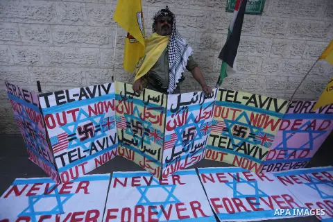 Palestinians take part during a protest to show solidarity with Palestinian prisoners held in Israeli Jails, in front of Red cross office in Gaza city, on December 12, 2016. Photo by Mohammed Asad