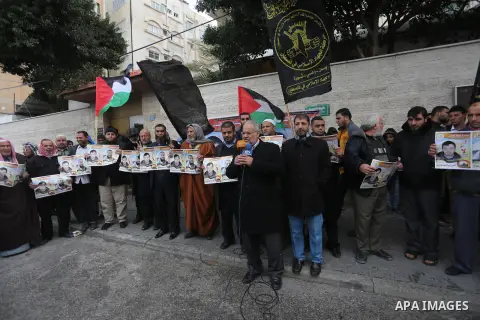 Palestinian hold banners during a protest to show solidarity with prisoner on hunger strike, in front of Red Cross, in Gaza city, on December 14, 2016. Photo by Mohammed Asad