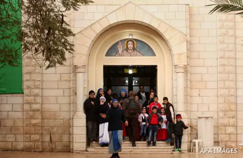 Palestinian Christians wait the arrival of English cardinal Vincent Nichols, Archbishop of Westminster, to lead a Sunday mass at Der Latin church in Gaza City on December 18, 2016. Photo by Ashraf Amra