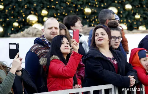 Palestinians attend a Christian scouts performance at the Manger Square outside the Church of the Nativity during Christmas celebrations, in the city of Bethlehem in the Israeli-occupied West Bank, on December 24, 2016....