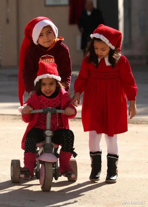 Palestinian Christians attend Christmas mass at Der Latin church, in Gaza City on December 25, 2016. Photo by Ashraf Amra