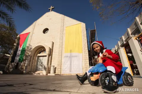 Palestinian Christians attend Christmas mass at Der Latin church, in Gaza City on December 25, 2016. Photo by Ashraf Amra