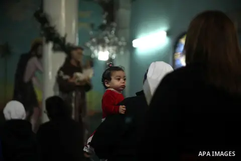 Palestinian Christians attend Christmas mass at Der Latin church, in Gaza City on December 25, 2016. Photo by Ashraf Amra