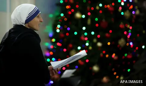 Palestinian Christians attend Christmas mass at Der Latin church, in Gaza City on December 25, 2016. Photo by Ashraf Amra