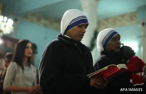 Palestinian Christians attend Christmas mass at Der Latin church, in Gaza City on December 25, 2016. Photo by Ashraf Amra