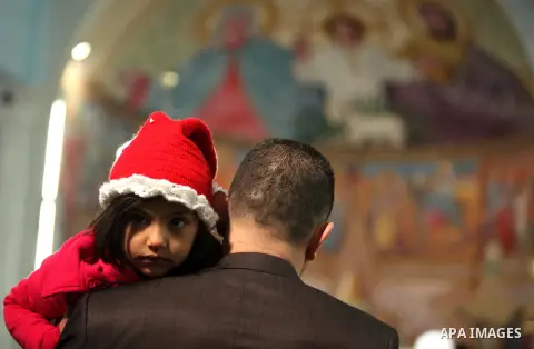Palestinian Christians attend Christmas mass at Der Latin church, in Gaza City on December 25, 2016. Photo by Ashraf Amra
