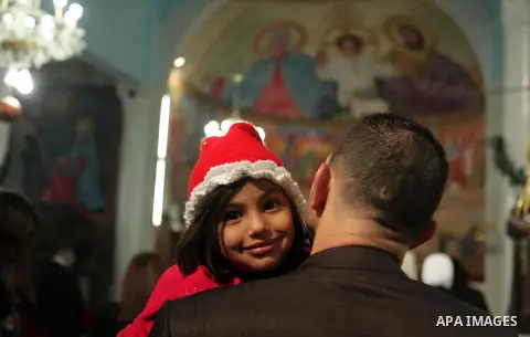 Palestinian Christians attend Christmas mass at Der Latin church, in Gaza City on December 25, 2016. Photo by Ashraf Amra