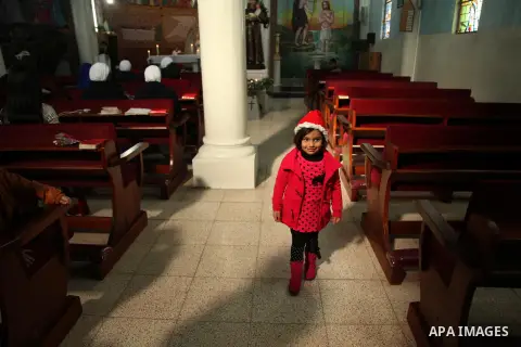 Palestinian Christians attend Christmas mass at Der Latin church, in Gaza City on December 25, 2016. Photo by Ashraf Amra