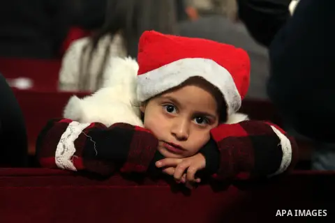 Palestinian Christians attend Christmas mass at Der Latin church, in Gaza City on December 25, 2016. Photo by Ashraf Amra