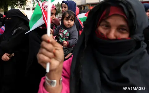 Palestinian workers shout slogans during a protest against the siege of Gaza, in Gaza City, on December 27, 2016. Photo by Ashraf Amra