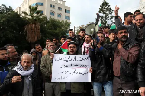 Palestinian workers shout slogans during a protest against the siege of Gaza, in Gaza City, on December 27, 2016. Photo by Ashraf Amra