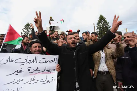 Palestinian workers shout slogans during a protest against the siege of Gaza, in Gaza City, on December 27, 2016. Photo by Ashraf Amra