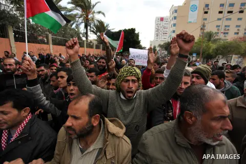 Palestinian workers shout slogans during a protest against the siege of Gaza, in Gaza City, on December 27, 2016. Photo by Ashraf Amra